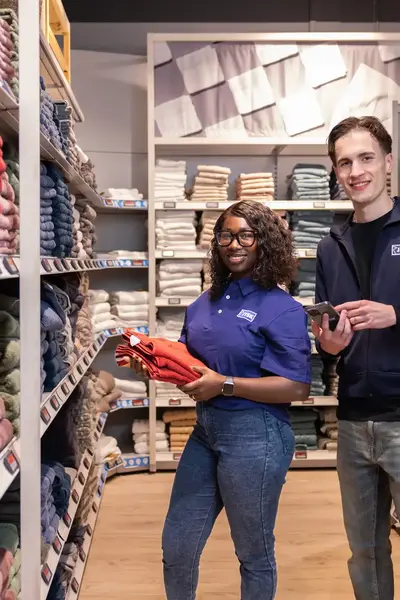 Twee studenten werken in een winkel