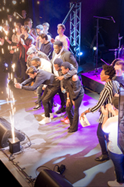 Muzikanten op een podium