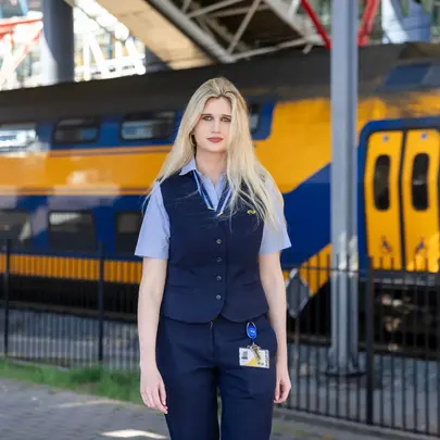 Medewerker NS in uniform op station 