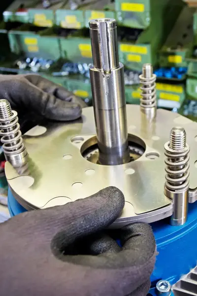 Handen bewerken een metalen schijf