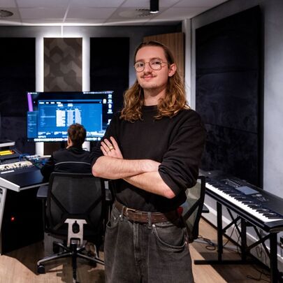 Student Music Production in muziekstudio op MBO College Zuid