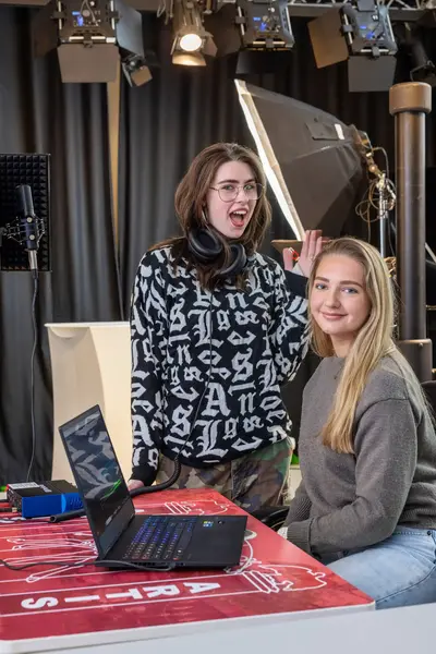 Twee studentes gefotografeerd in een studio setting.