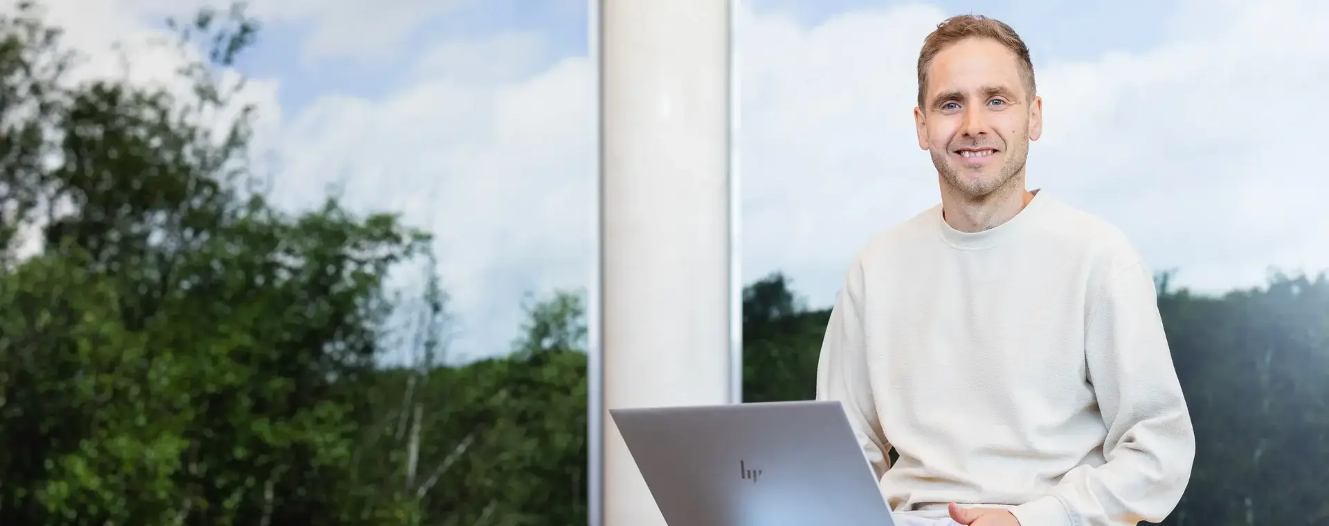 Man zit ontspannen met laptop op schoot