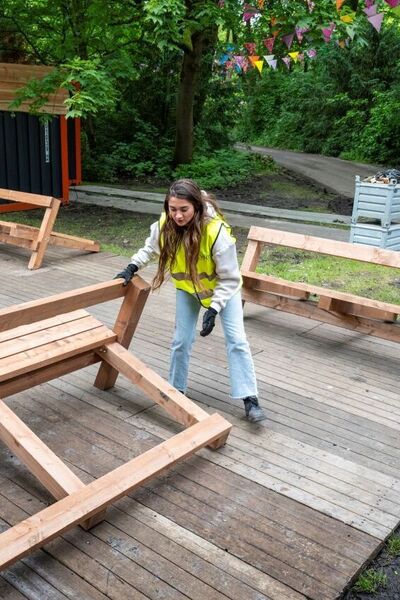 Student Event Hand bouwen houten tribune op, op festivalterrein