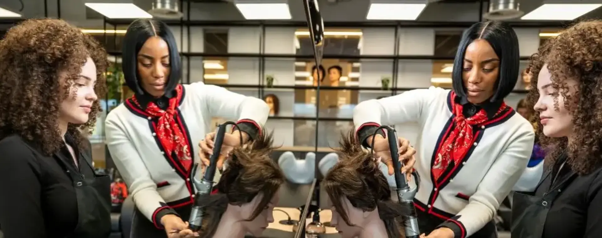 Studenten Haarverzorging krullen haar oefenpop in praktijklokaal