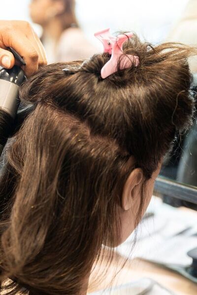 Student Haarverzorging krult haar oefenpop