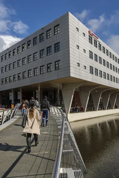 MBO College Zuidoost gezien vanaf de brug