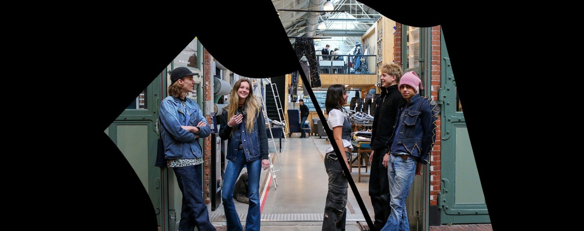 Studenten Jean School in de Hallen te Amsterdam