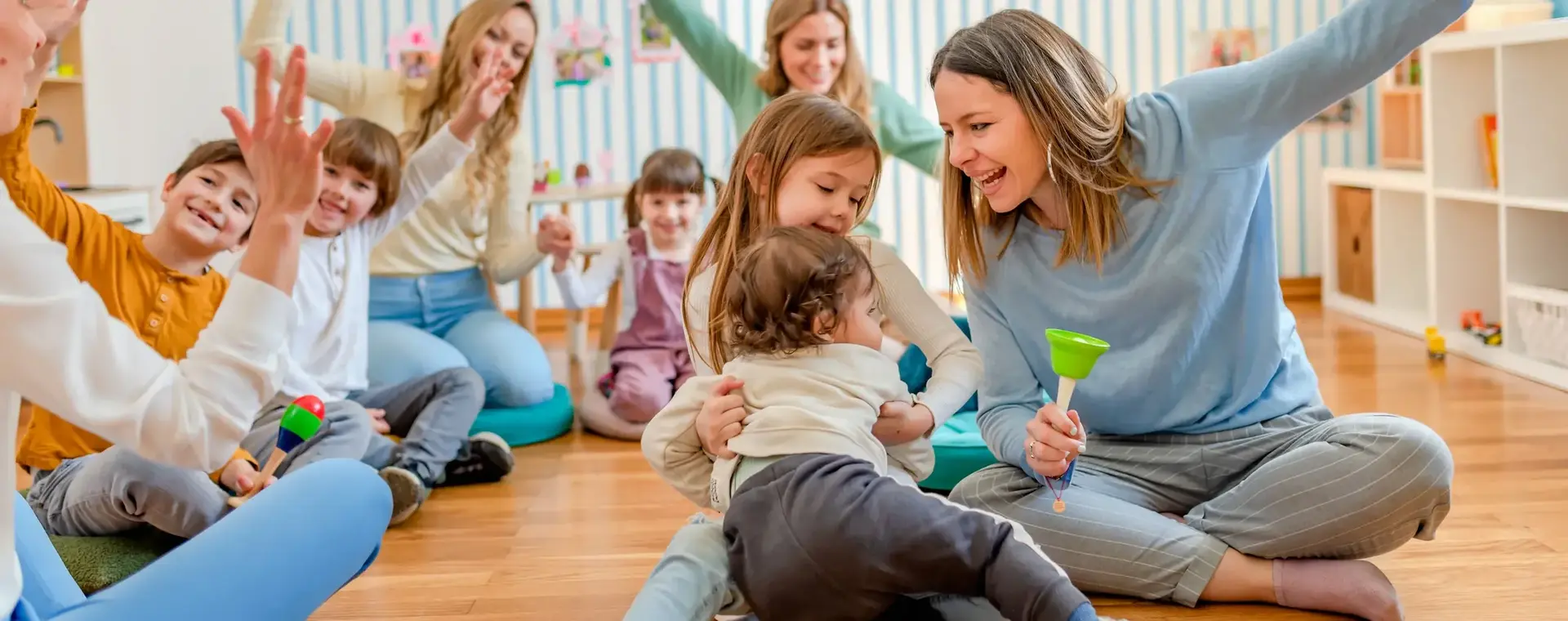 Groepsleider spelen met kinderen op kinderopvang