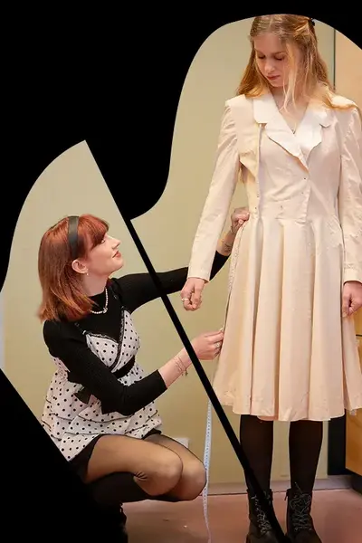 Student fashion past jurk aan bij model