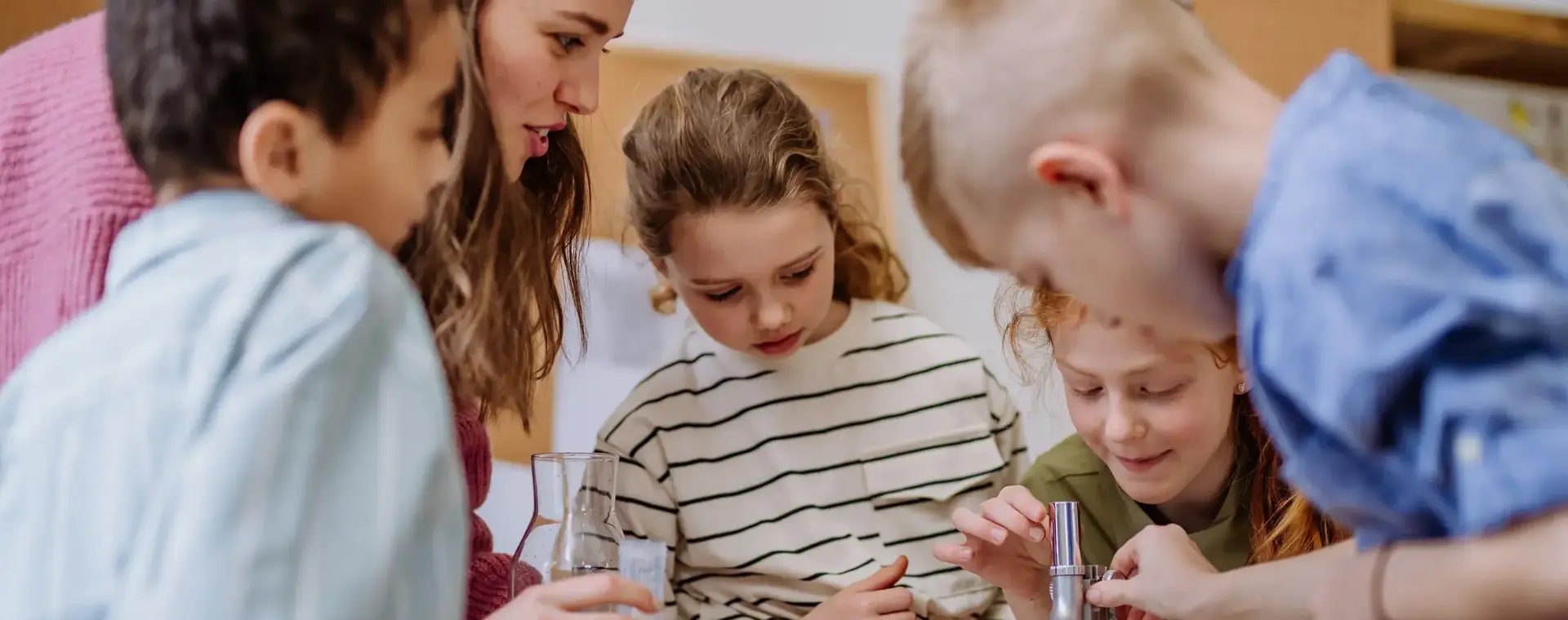 Kinderen bezig met een microscoop.