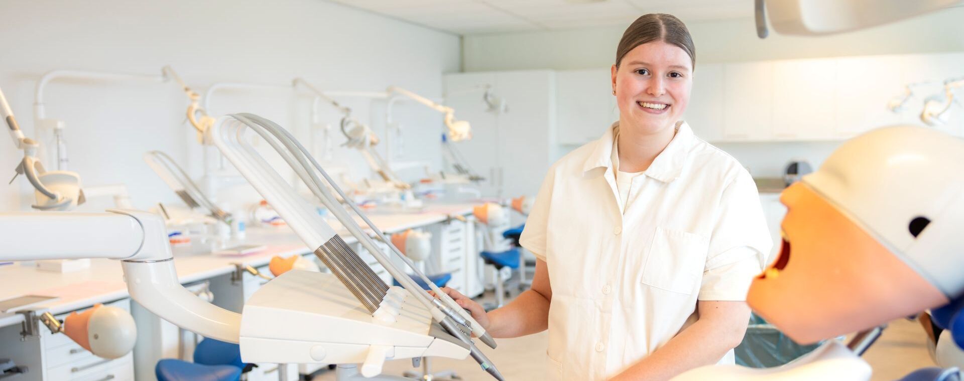 Student Tandartsassistent Serena in praktijklokaal met oefenpop