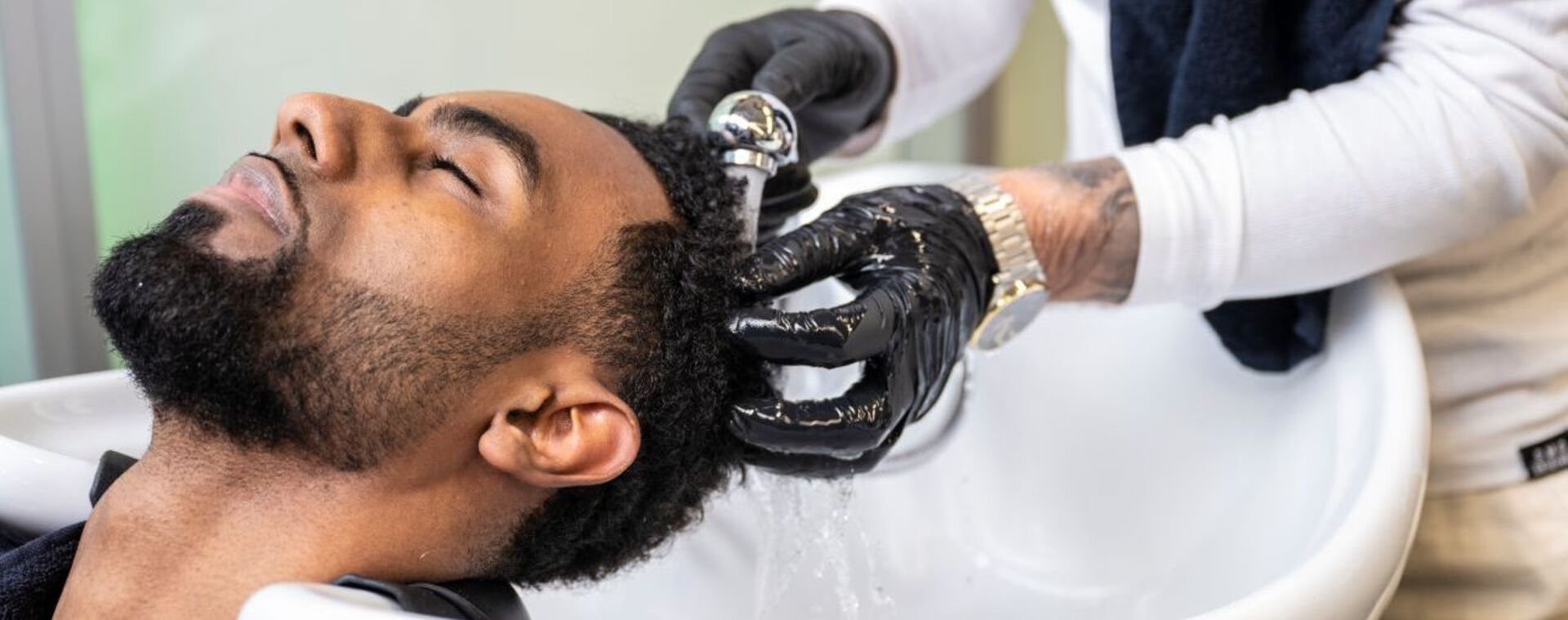 Student Haarverzorging wast haar model in wasbak