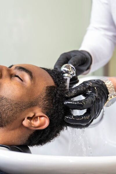 Student Haarverzorging wast haar model in wasbak