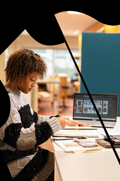 Student Fashion bezig met ontwerp achter laptop