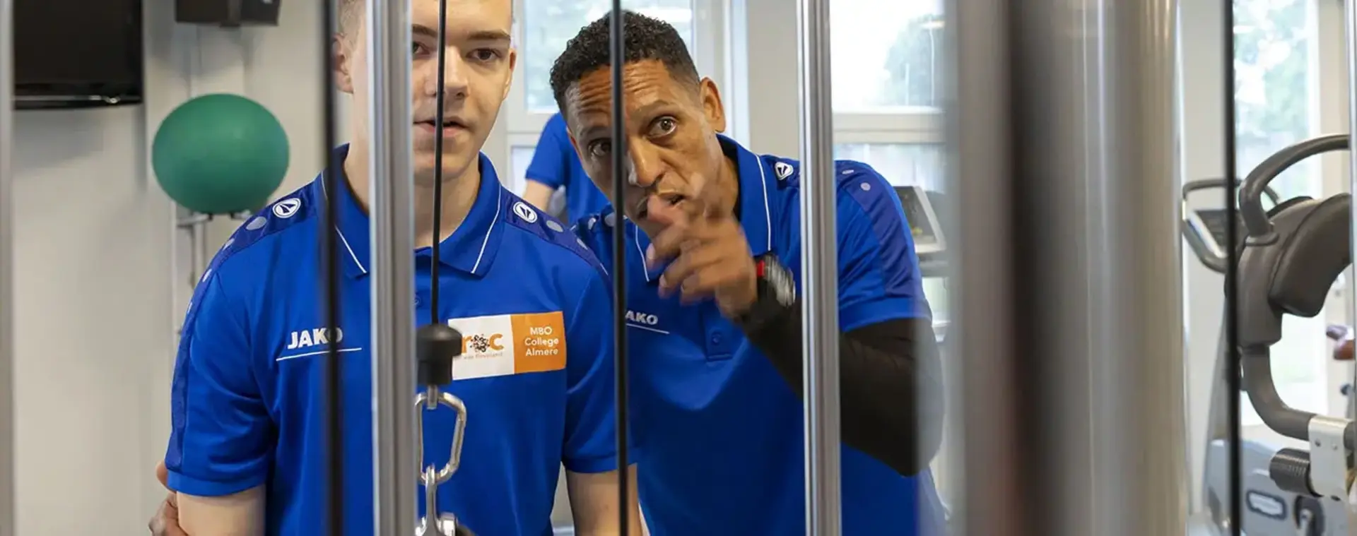 Coach geeft gewichtheffer aanwijzingen