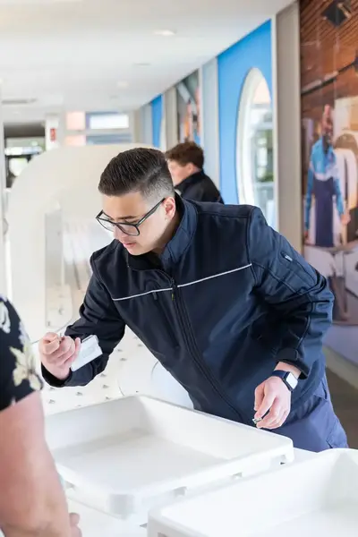 Student controleert pas passagier in vliegveldsetting