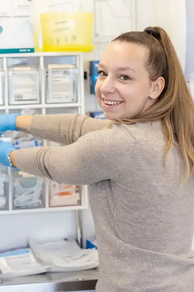 student pakt pillen in in apotheek