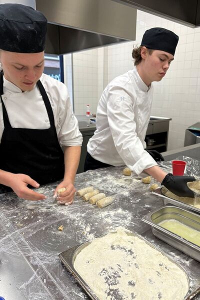Twee koksleerlingen maken loempia's in de keuken