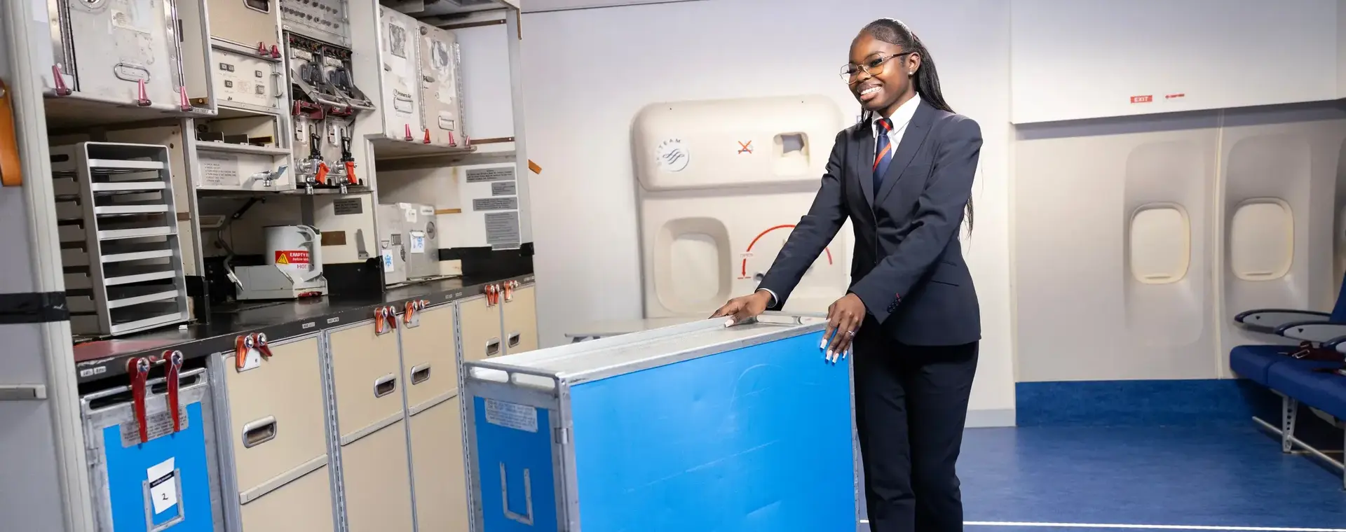 Student in uniform in keuken vliegveldsetting