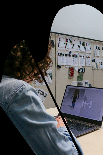 Student Fashion bekijkt ontwerpen op laptop