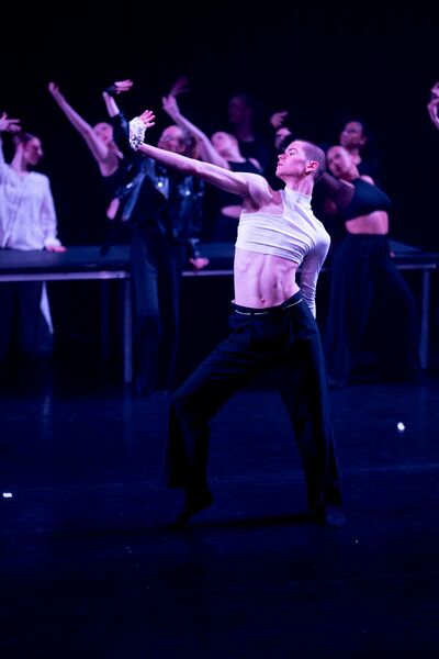 Student Dans treedt op