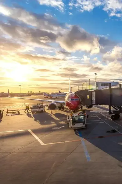 Luchthaven bij zonsondergang