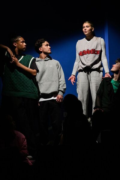 Studenten Theater repeteren op podium