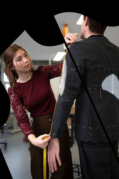 Student Fashion neemt maten op bij klant voor maatpak