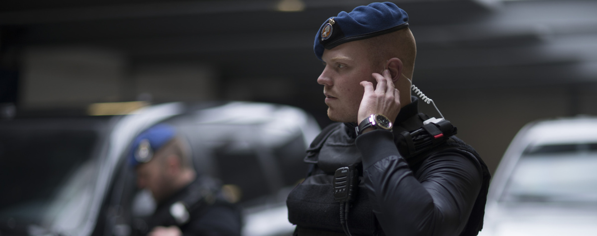 Lid van Koninklijke Marechaussee communiceert via oortje met collega