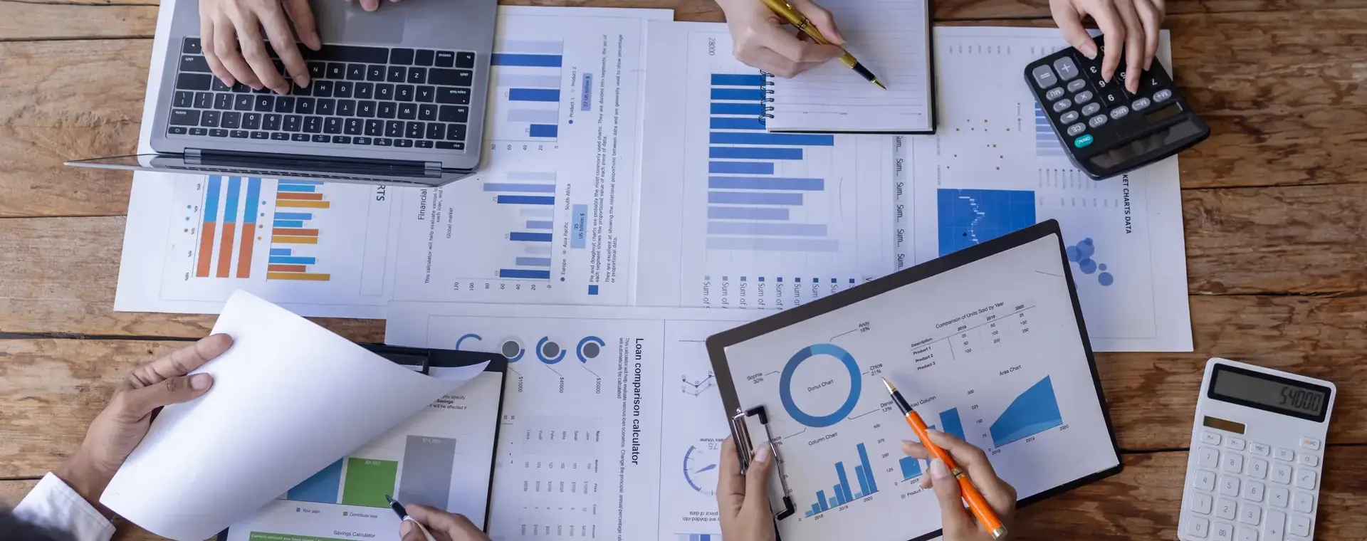 Schema's en grafieken op een bureau
