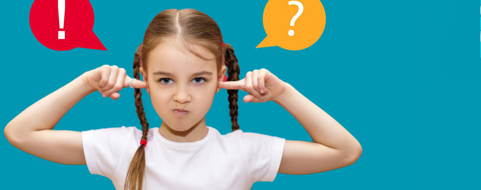 Meisje met vlechten steekt boos haar vingers in haar oren om niets te horen