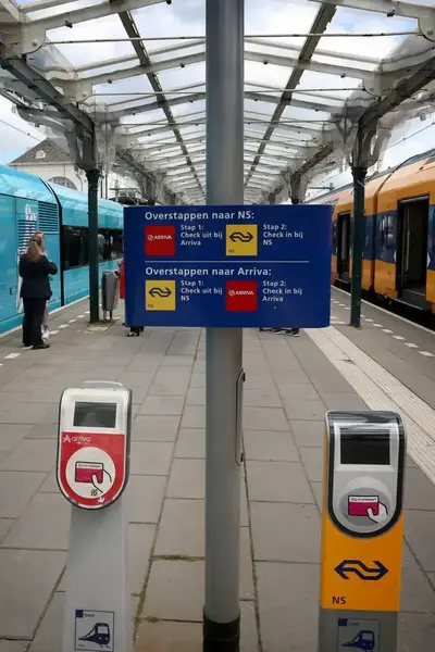 Twee treinen aan weerszijden van het perron op treinstation