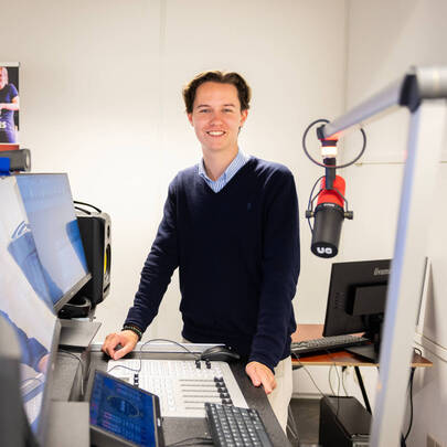 Mediastudent in studio achter montagetafel