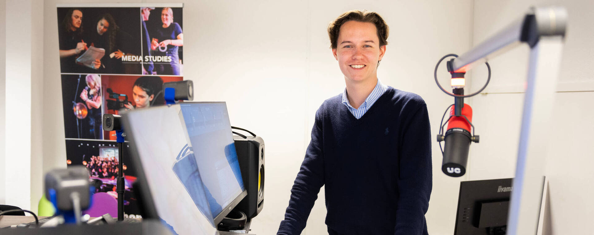 Mediastudent in studio achter montagetafel