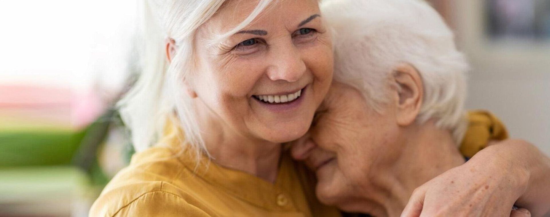 Verzorger knuffelt oudere dame