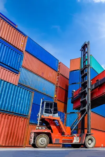 Vorkheftruck met container bij containeropslag.