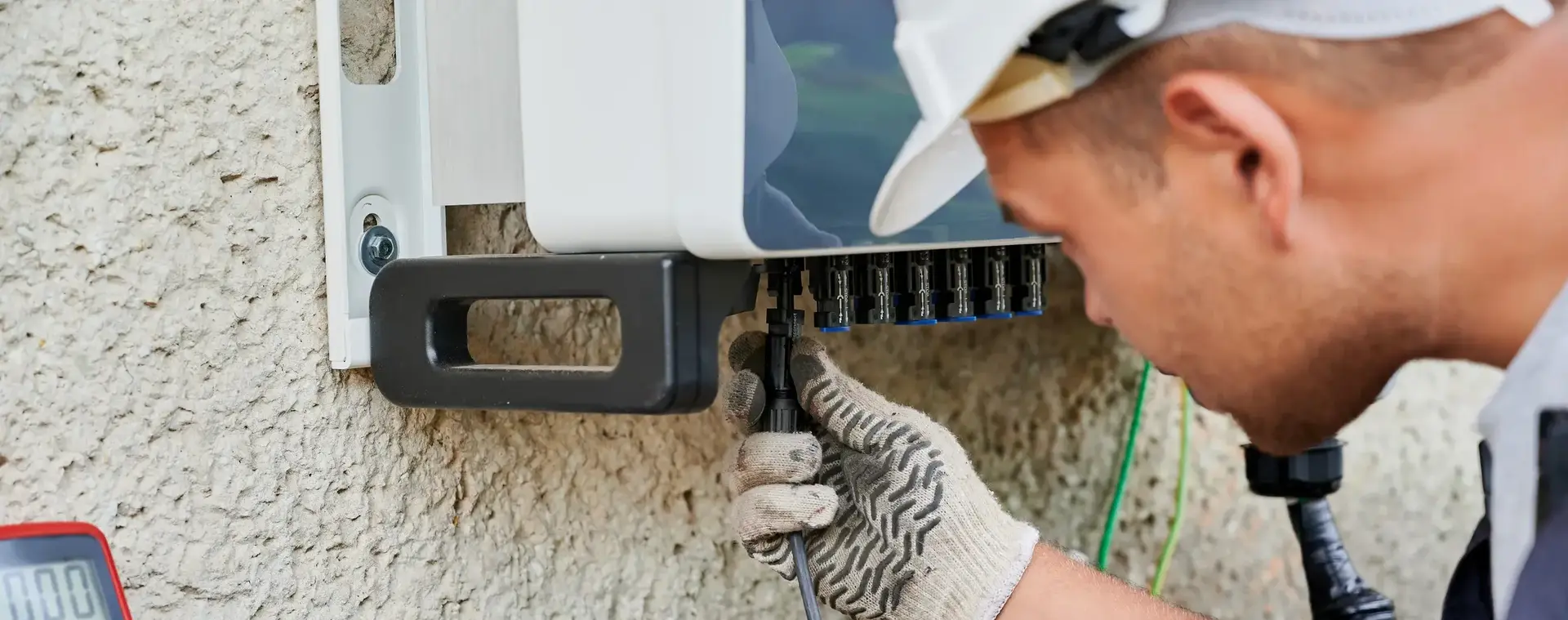Elektromonteur met bouwhelm installeert elektrotechnische installatie