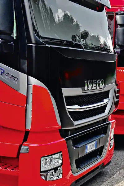 Rij van rode vrachtauto's op asfalt