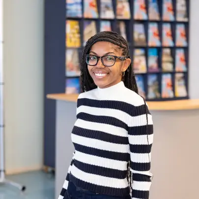 Student Toerisme in reisbureausetting met reisfolders