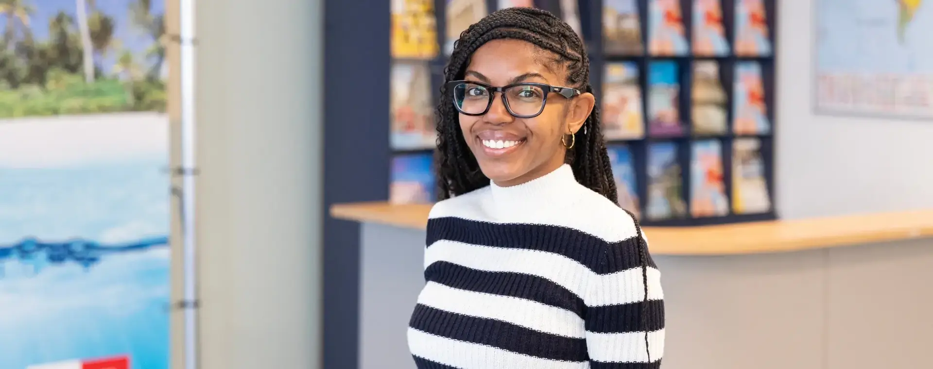 Student Toerisme in reisbureausetting met reisfolders