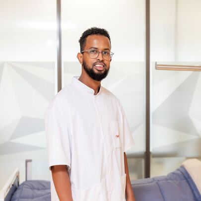 Student Helpende Zorg en Welzijn Omar bij ziekenhuisbed met dummy