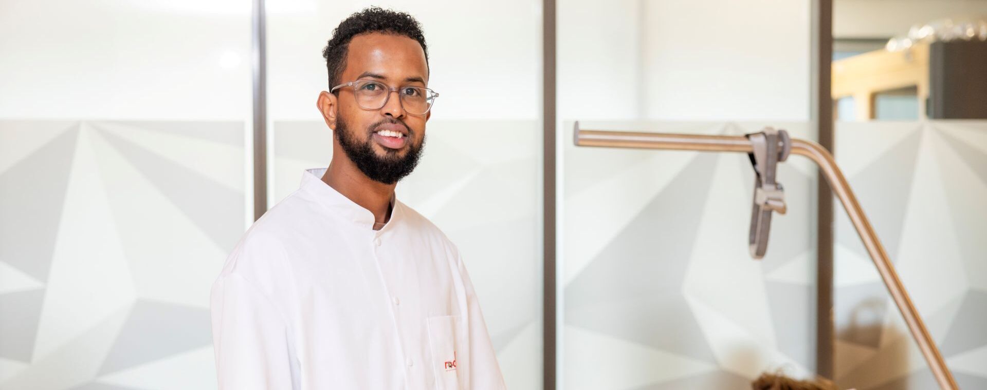 Student Helpende Zorg en Welzijn Omar bij ziekenhuisbed met dummy