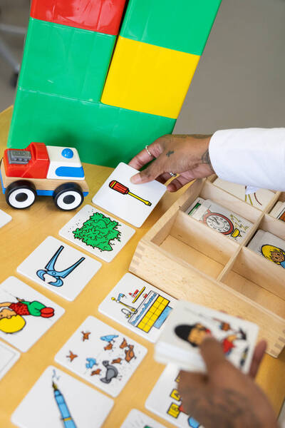 Medewerker kinderopvang legt kinderpuzzel klaar