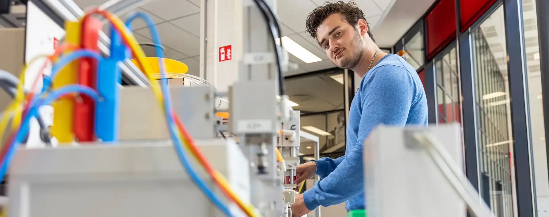 Student werkt aan een elektrische installatie