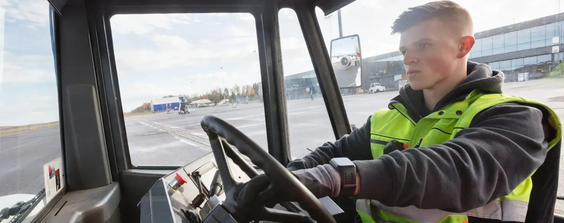 Student in vrachtwagen op luchthaven.