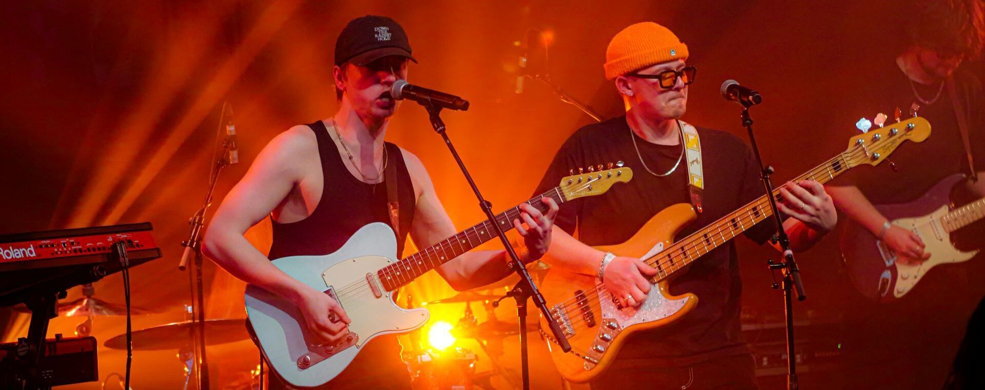 Studenten Muziek zingen en spelen gitaar op het podium tijdens een optreden