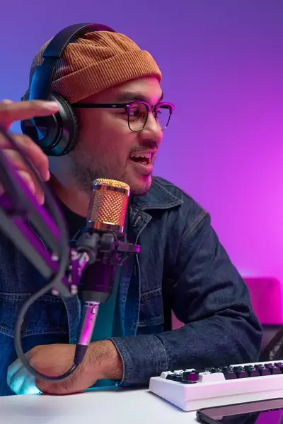 Twee mensen met koptelefoons op in een studioruimte praten met elkaar.