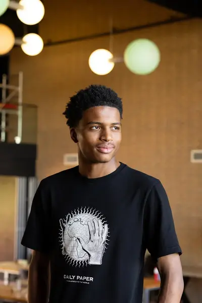 Student in zwart T-shirt op MBO College