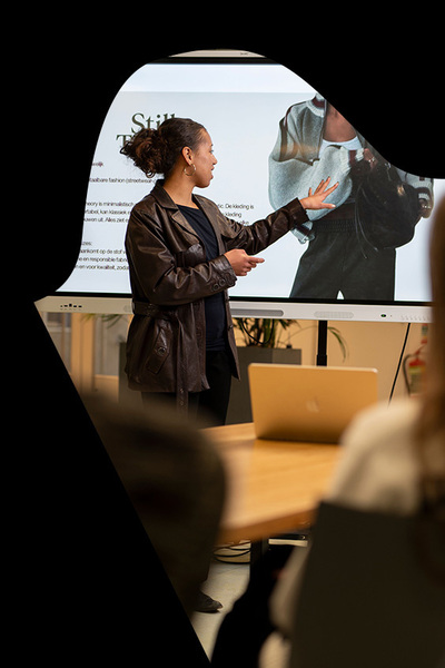 Student Fashion houdt presentatie voor klas